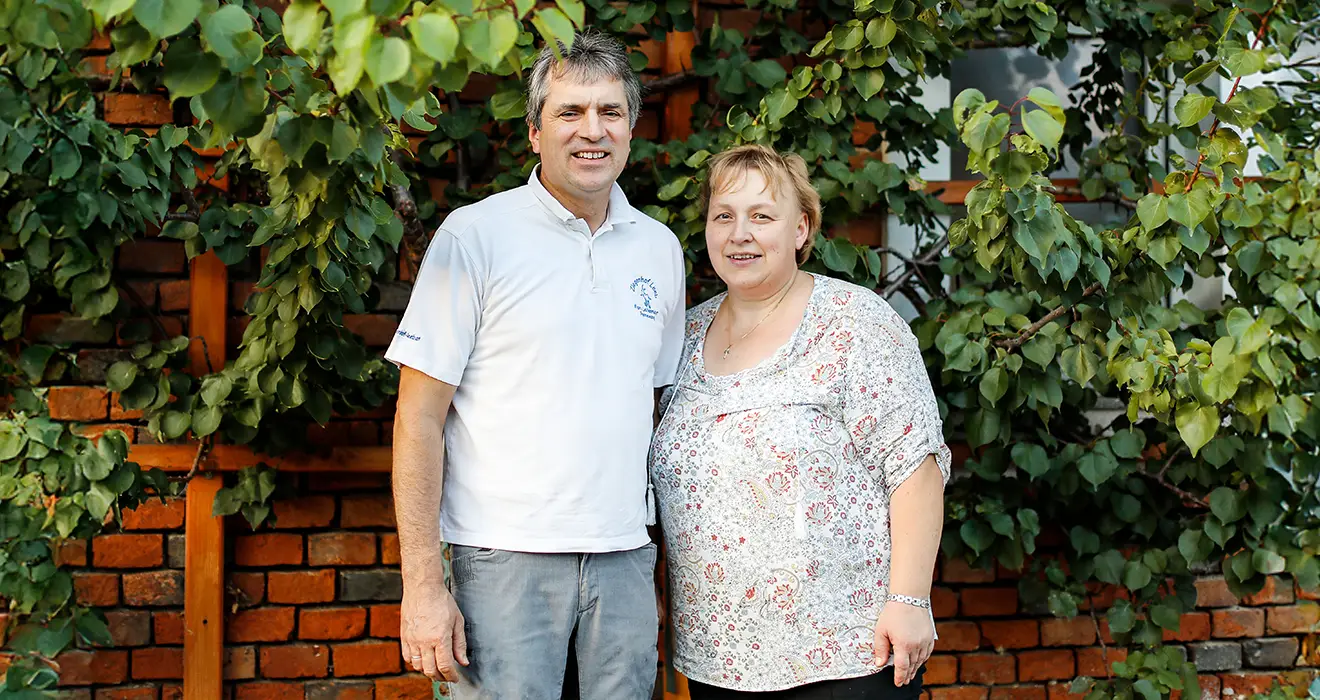 Hubert und Silvia Leitenmayr stehen vor dem Ziegenhof.
