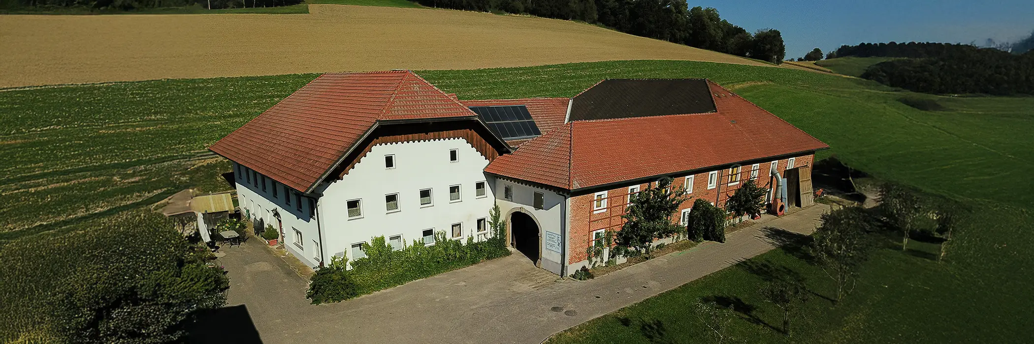 Drohnenaufnahme von Ziegenhof-Leeb Bauernhof.