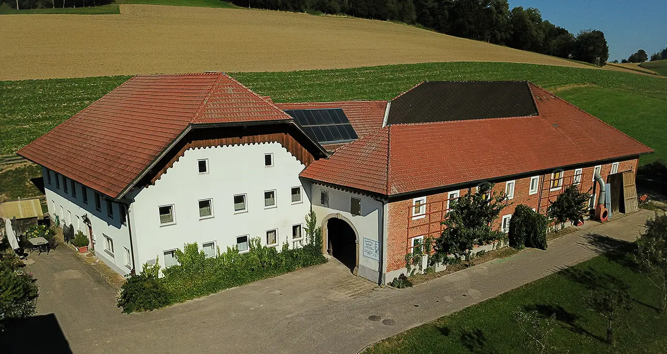 Drohnenaufnahme von Ziegenhof-Leeb Bauernhof.